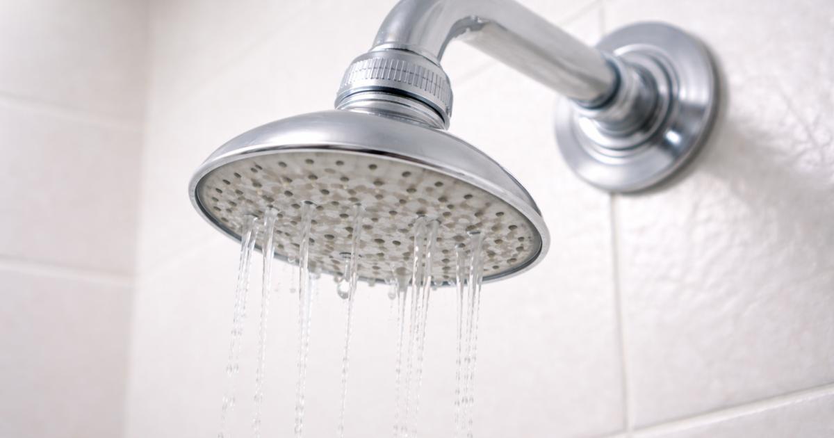 Douchekop met lage waterdruk in badkamer Douche met lage waterdruk zichtbaar aan zwakke waterstroom